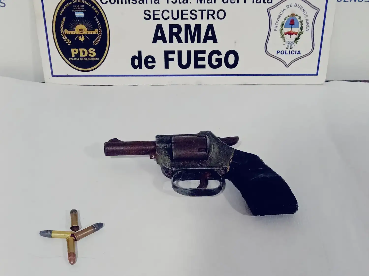 Robaron un auto en Parque Camet y dos adolescentes fueron aprehendidos con un arma