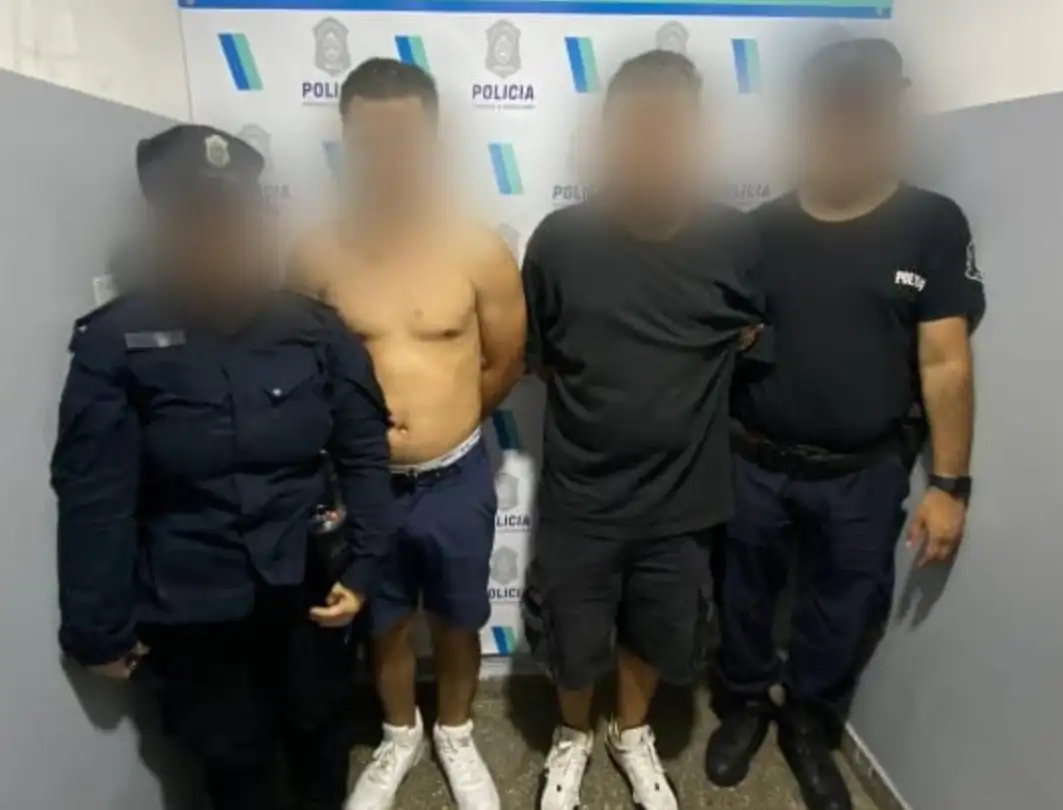 En poder de los agresores se secuestraron dos palos.