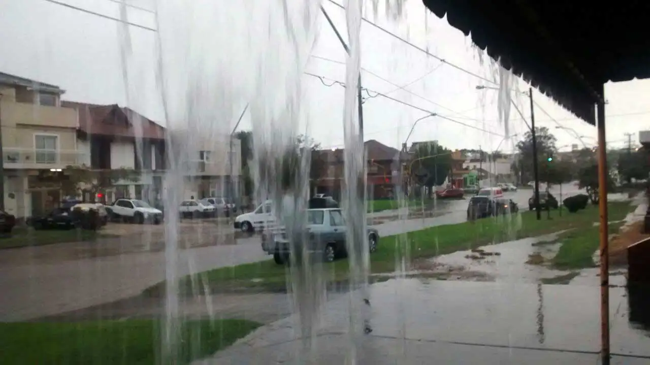 Las lluvias y el fuerte viento continuarán durante el lunes