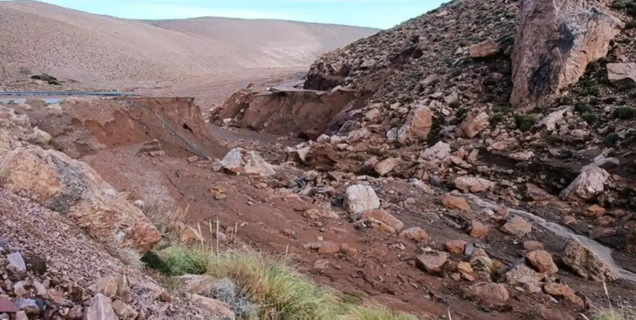 La crecida de un río provocó que se desmorone un puente