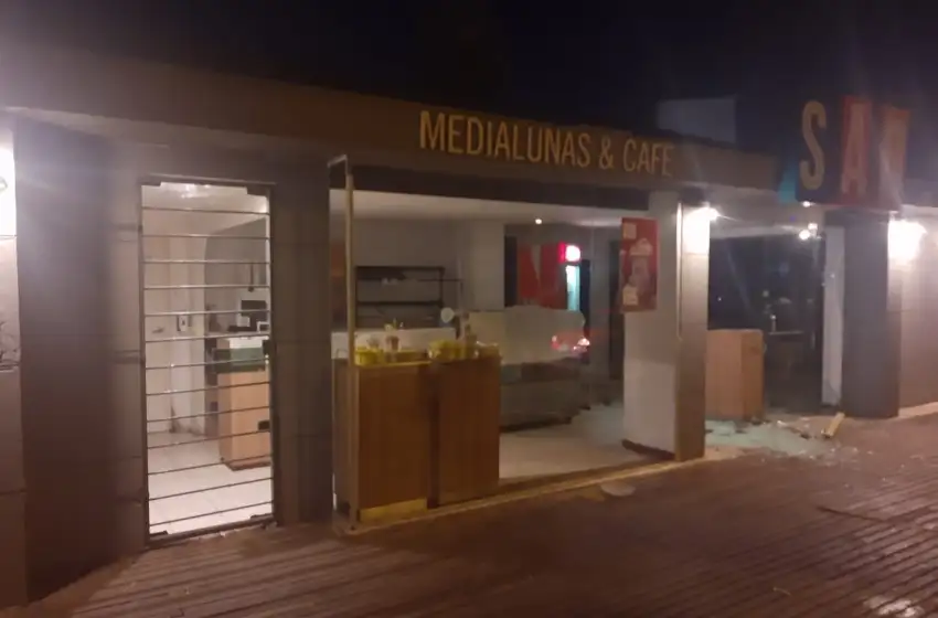 Rompen vidriera del café Sao y se llevan gaseosas, dos platos y una cerradura blindada