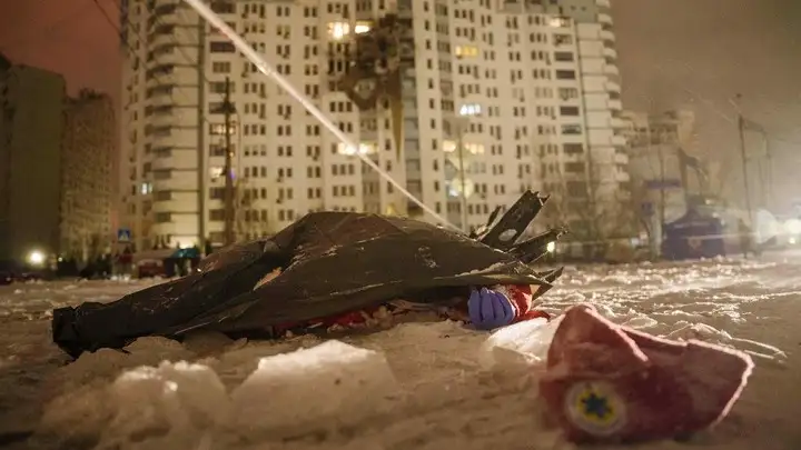 El cuerpo de un paramédico yace en la calle tras el ataque de Rusia, en Kiev