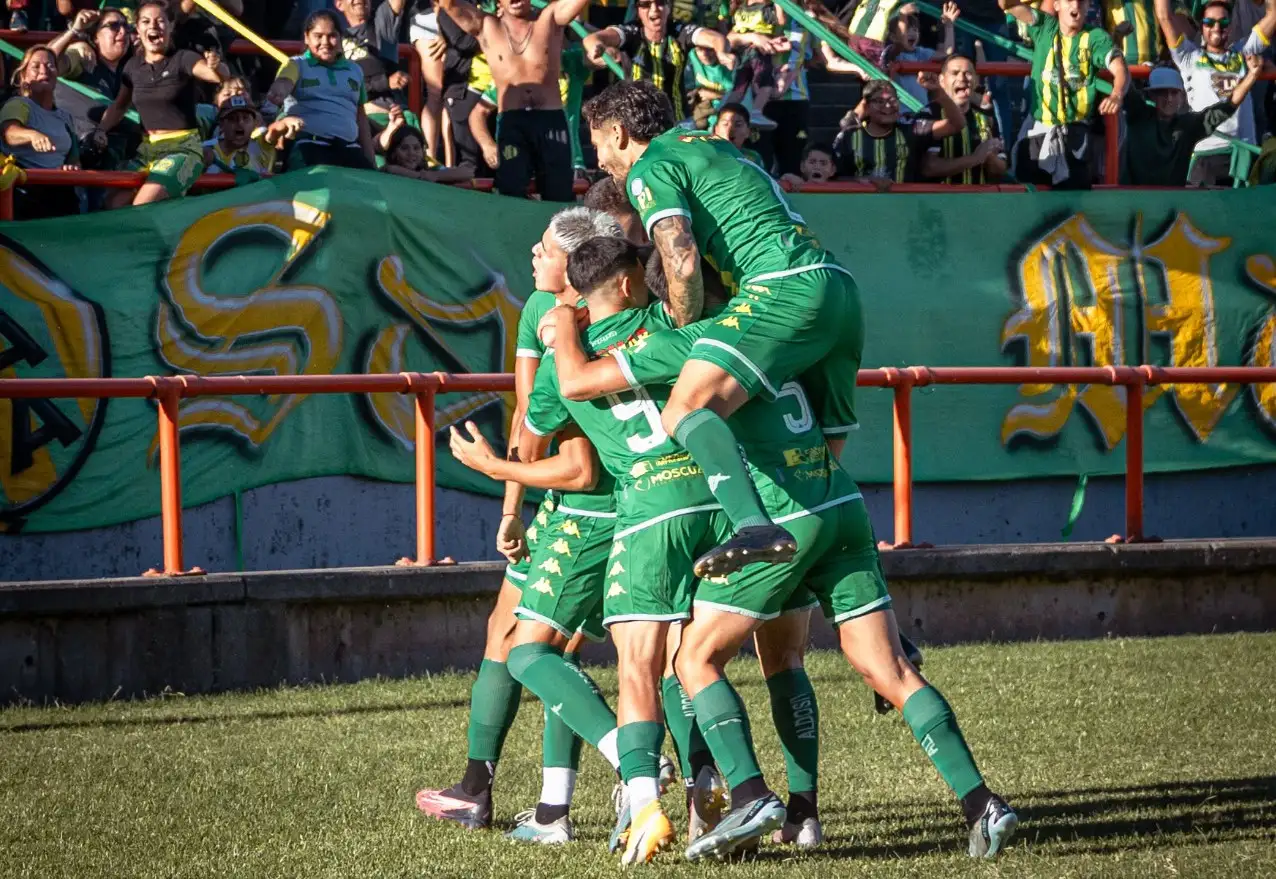Aldosivi hecho una montaña celebrando el gol.