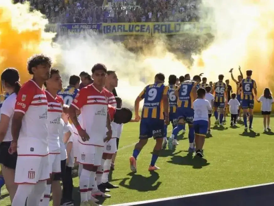 Analizan si corresponden sanciones a Estudiantes por el "espaldazo" en protesta por el título de Rosario Central.