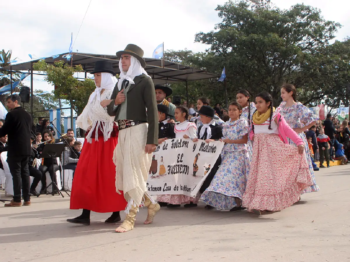 Arroyito tuvo su desfile del 25