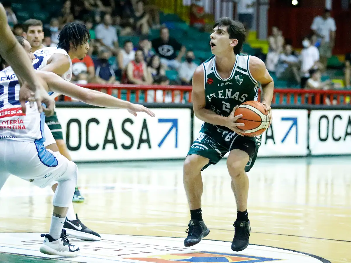 Atenas, con Araujo, aplastó a Regatas