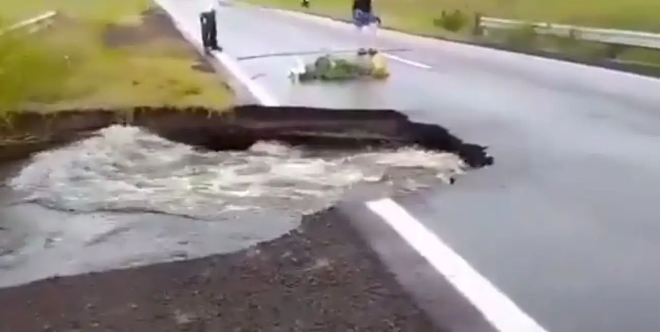 Por las intensas lluvias se formó un gran socavón.