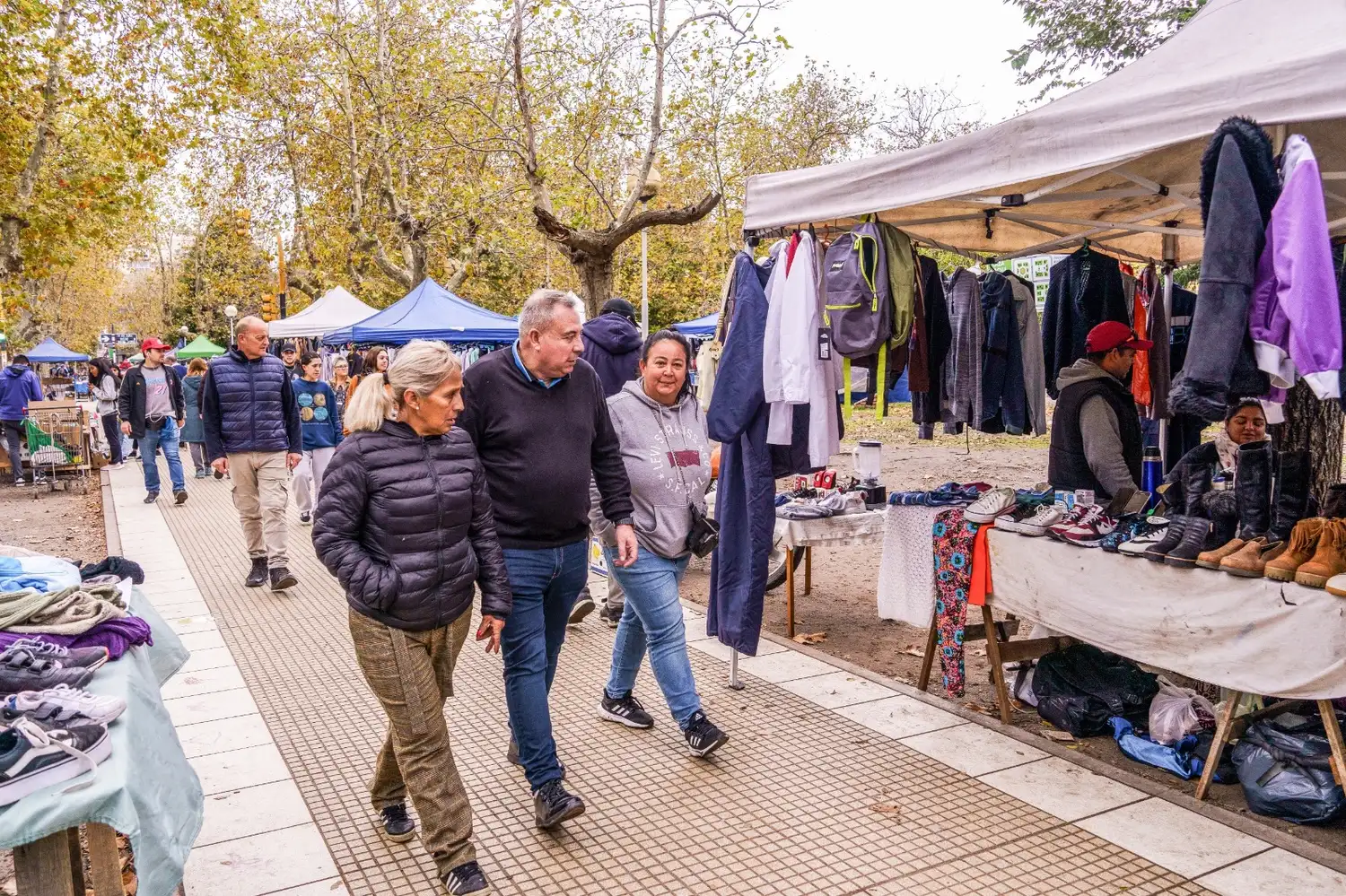 Marcelo Cardoso, a cargo de Inspección General, recorre la plaza junto a feriantes.