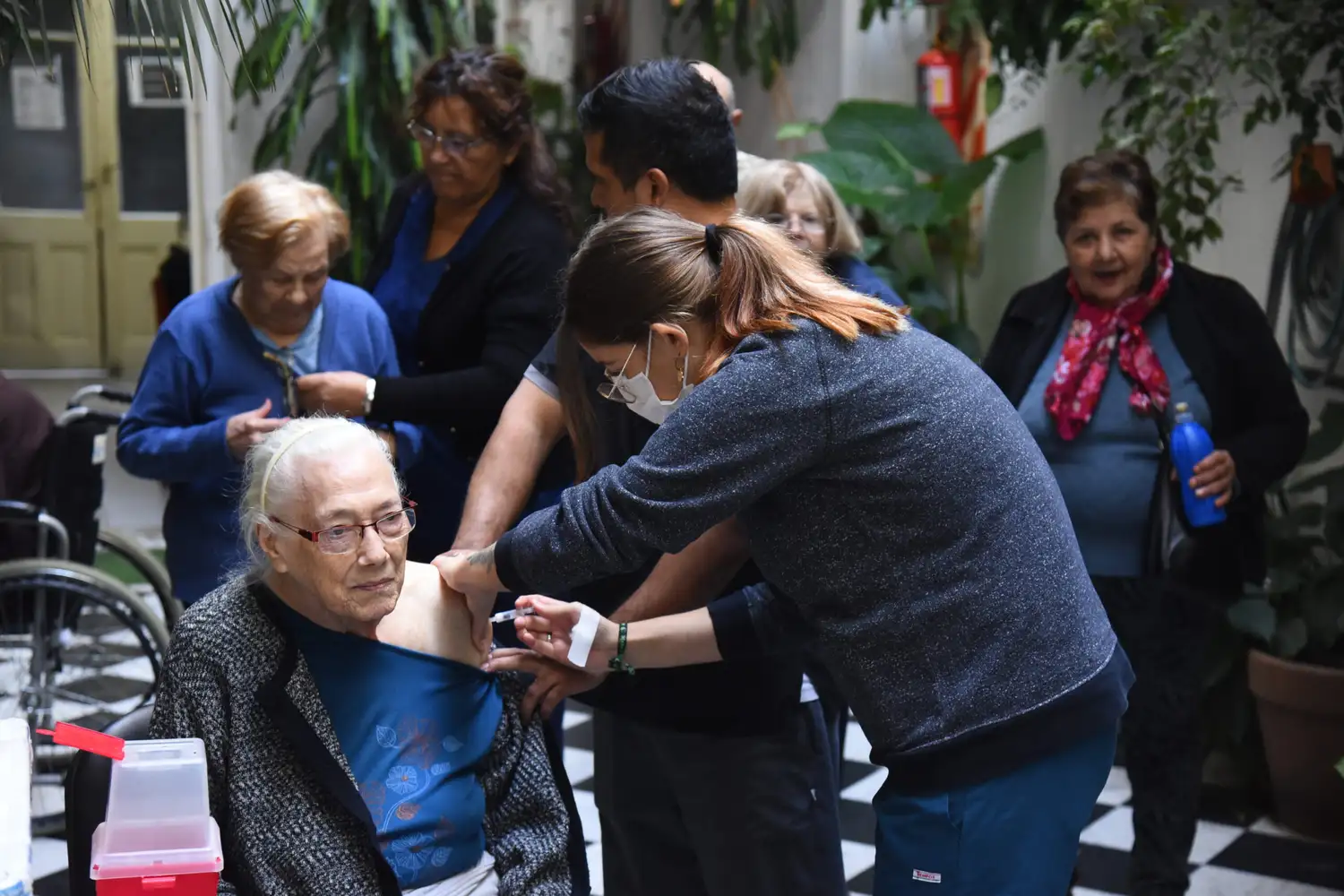Santa Fe: comenzó la vacunación antigripal en las residencias de adultos mayores