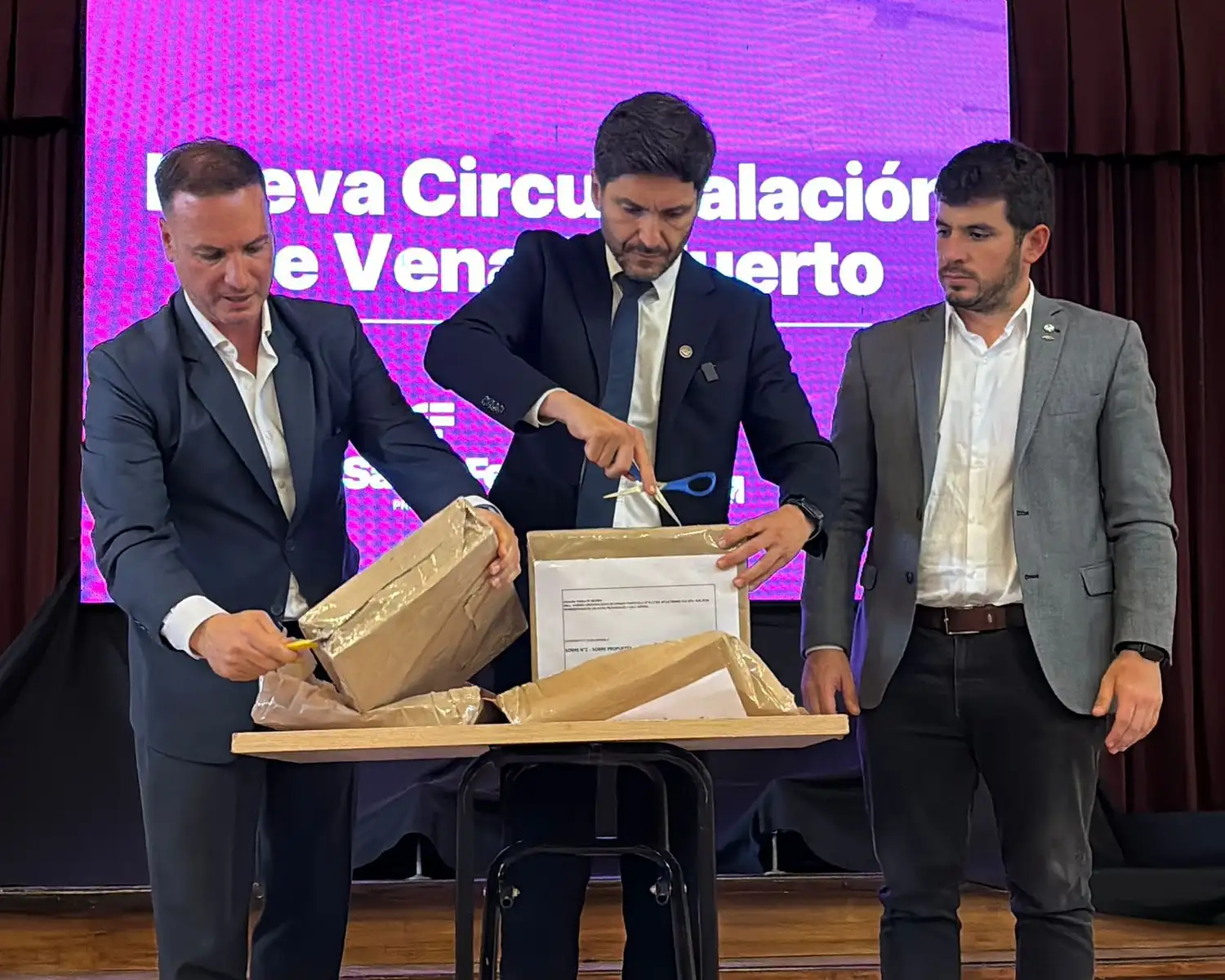 Enrico, Pullaro y Chiarella, en la apertura del sobre con la primera oferta. Foto: MVT