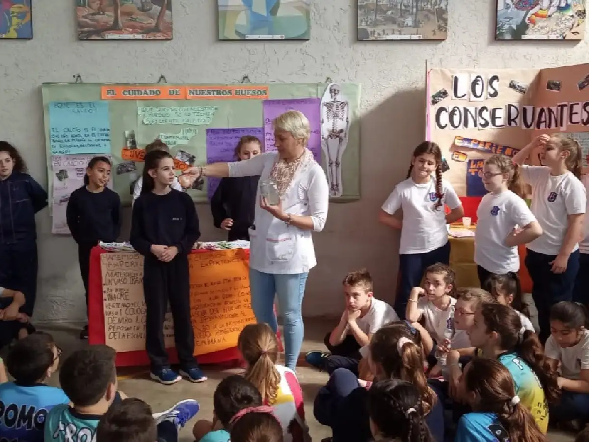 Feria de Ciencias en la Escuela  Sarmiento para emprender ideas
