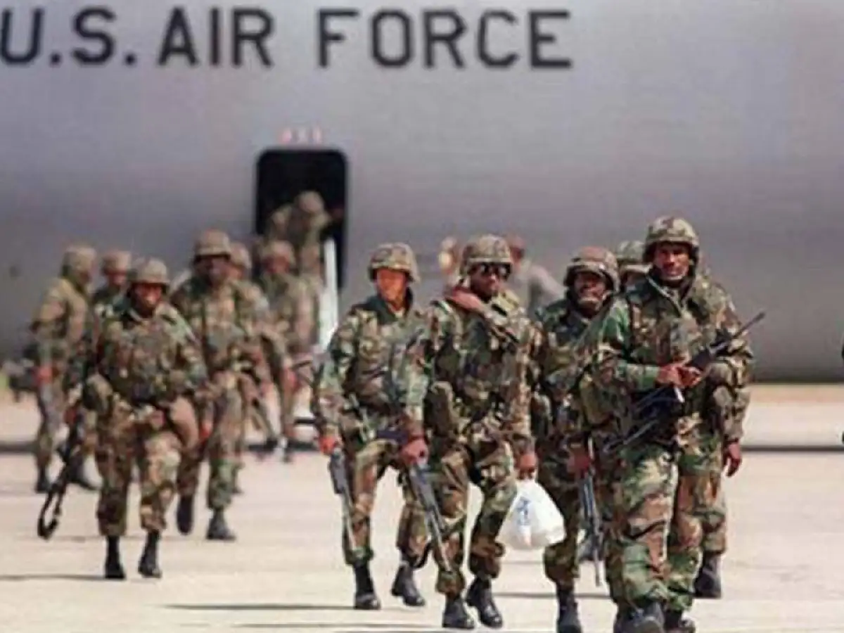 Investigan a militares en EEUU por gestos supremacistas