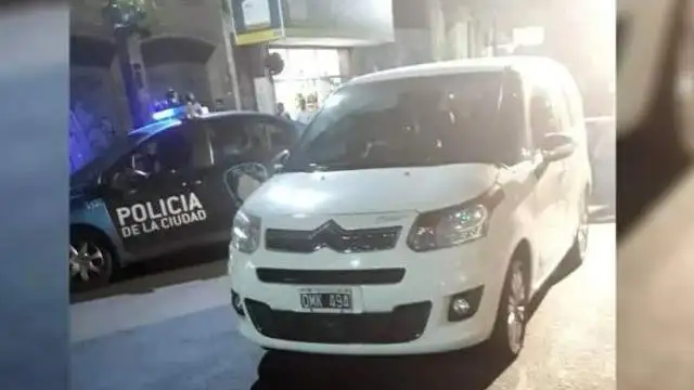 Recoleta: robaron un auto y se llevaron colgando a una nena de 5 años