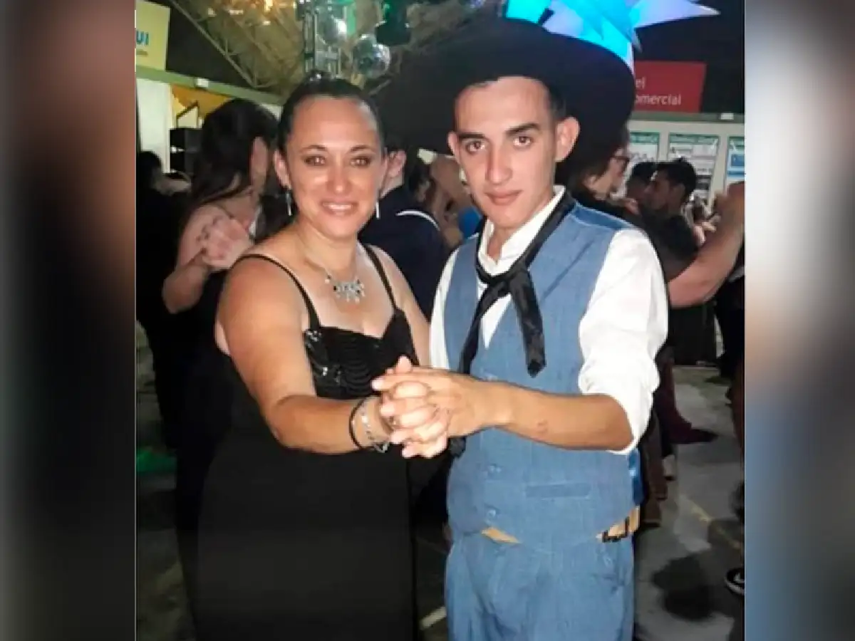 Arroyito: terminó el secundario y fue vestido de gaucho a su fiesta de egresados
