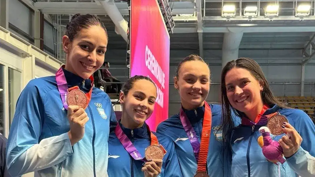 Malena junto al equipo de relevos 4x200 argentino.