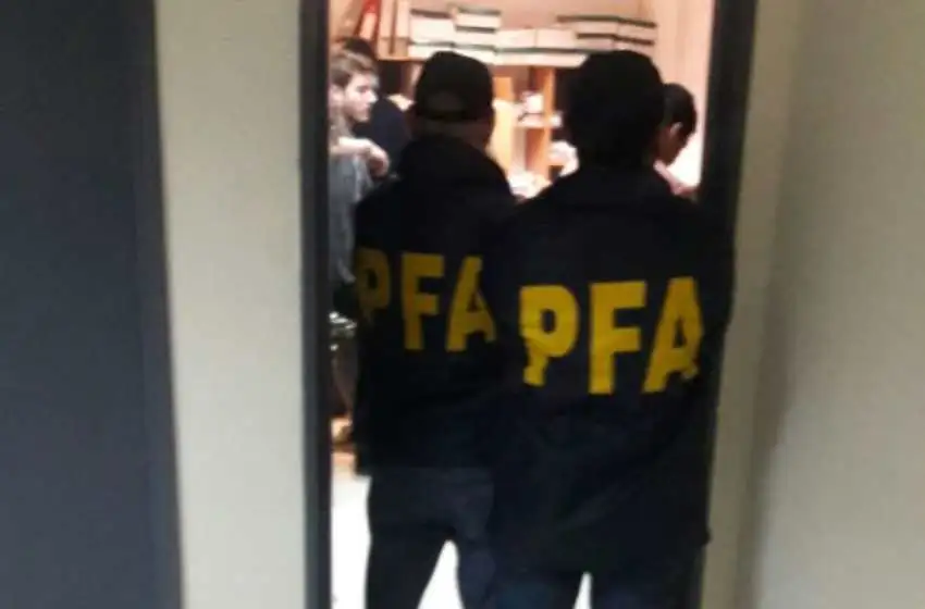 Allanan por deudas las oficinas de dueños de reconocida confitería