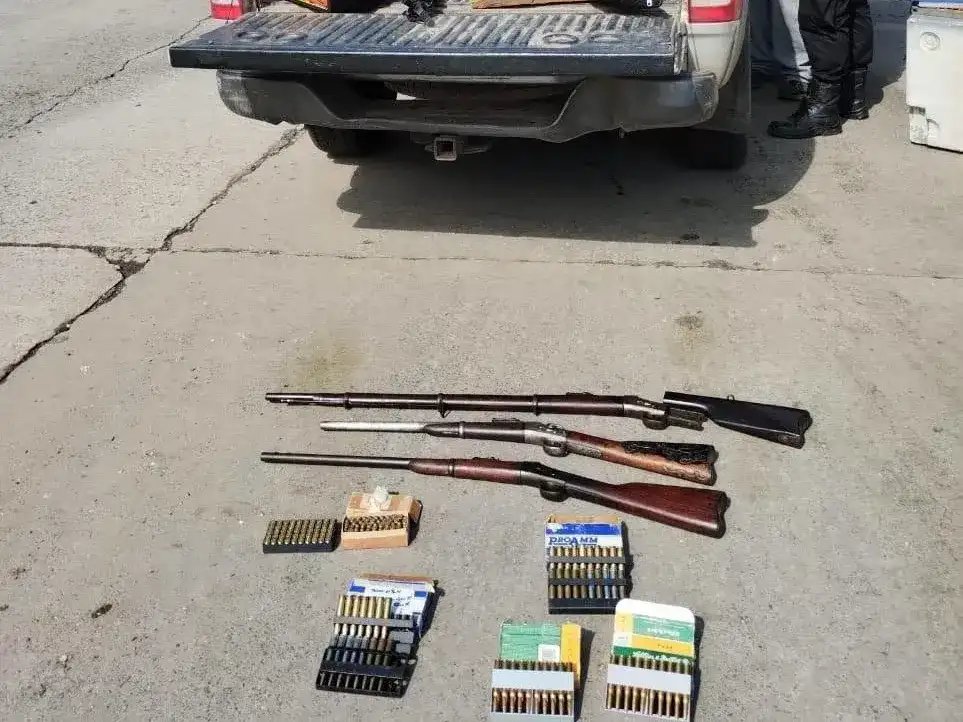 Los efectivos secuestraron dos fusiles, un arma larga tipo mosquetón y una gran cantidad de cartuchos intactos de diversos calibres sin documentación validante. Foto: Gentileza.