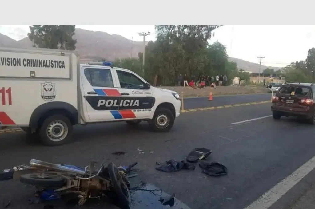 Accidente fatal en Ruta 40: murió un motociclista al impactar contra un auto