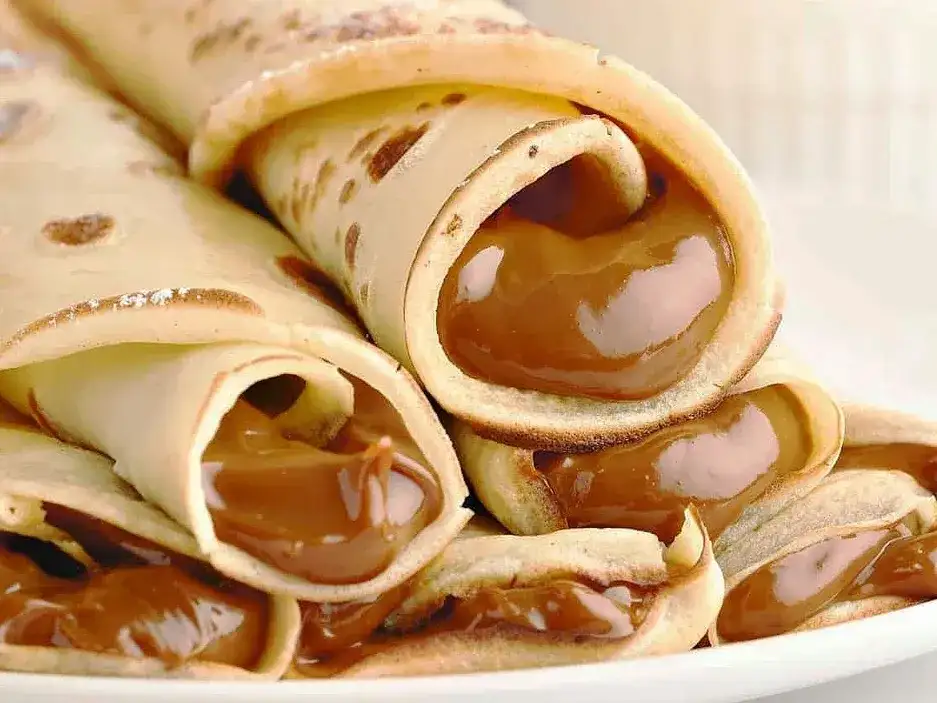Panqueques con dulce de leche, un clásico de la cocina argentina que se prepara con pocos ingredientes.