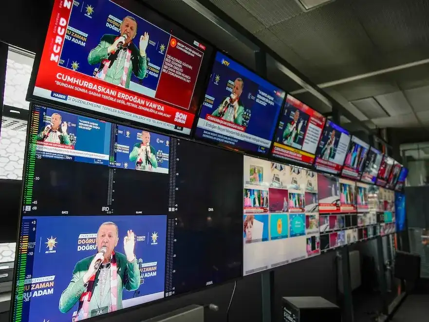 La Policía turca intervino la sede de Halk TV en Estambul y suspendió sus transmisiones, en una medida que generó fuertes críticas de la oposición y organizaciones periodísticas.