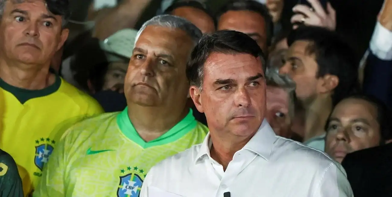 Flávio Bolsonaro este domingo luego de la derrota. REUTERS/Agustin Marcarian