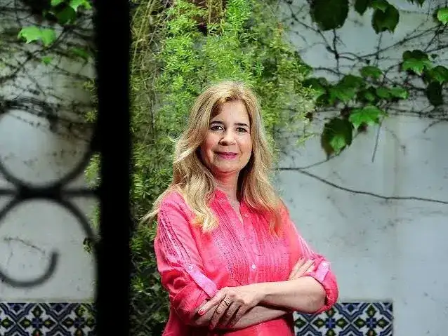 Mercedes Ninci sorprendió al hablar en francés con periodistas de Benín