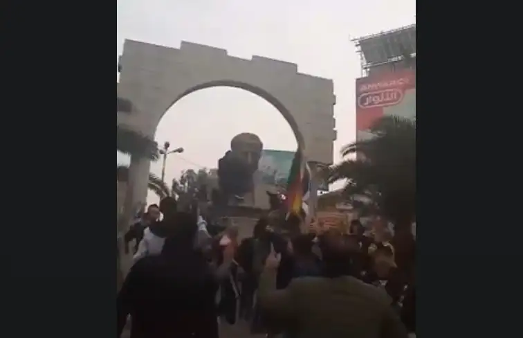 Manifestantes sirios derribaron una estatua del dictador Hafez al Assad cerca de Damasco