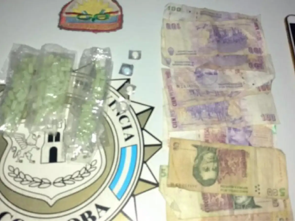 Detuvieron a un hombre que iba en taxi con pastillas de éxtasis