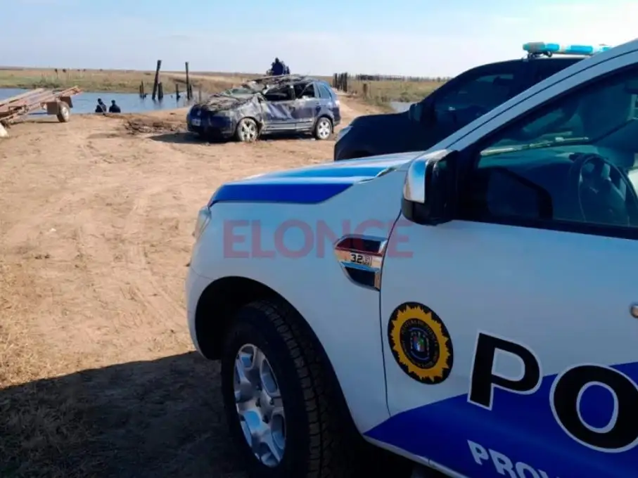 cayo un auto en un arroyó en Paraná 1