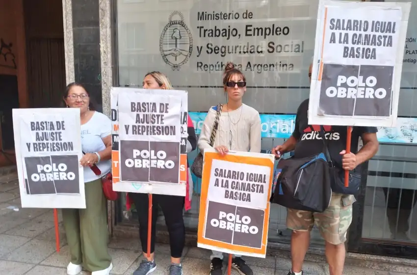 Mientras se fija el nuevo piso salarial, grupos sociales se manifestaron en el Ministerio de Trabajo