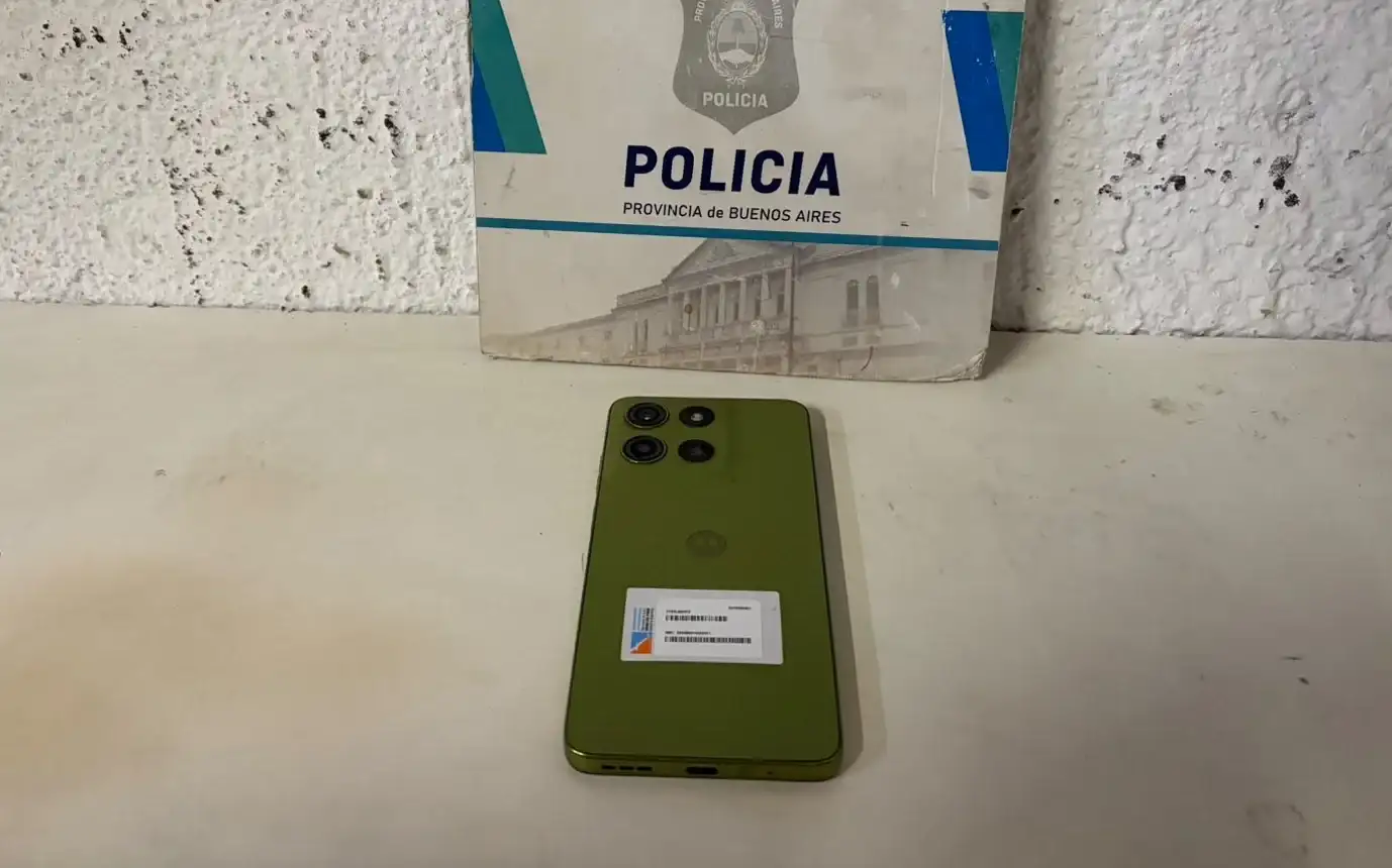 El celular robado durante la riña fue recuperado por la Policía.