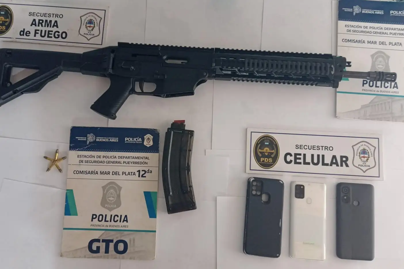 Una ametralladora semiautomática, entre otros elementos, fue secuestrada durante los allanamientos.