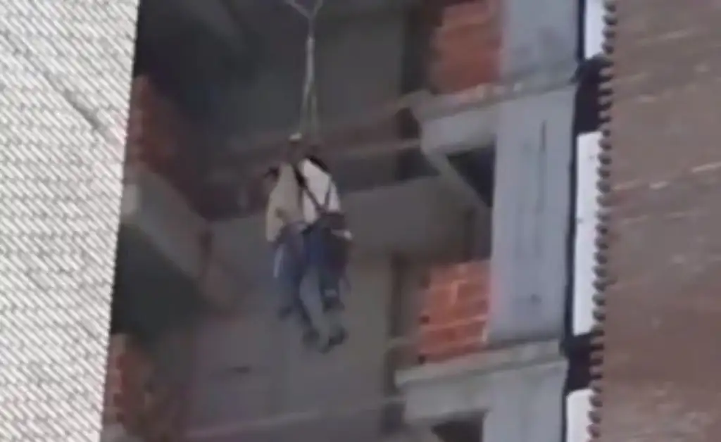 Impactante: dos obreros rosarinos quedaron colgados tras caer al vacío