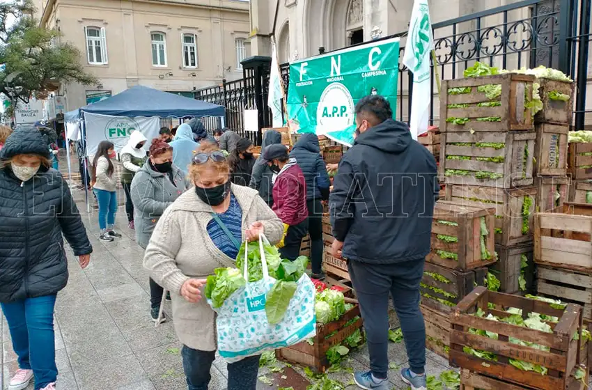 Centro: regalan verduras para denunciar sobreprecios en los mercados