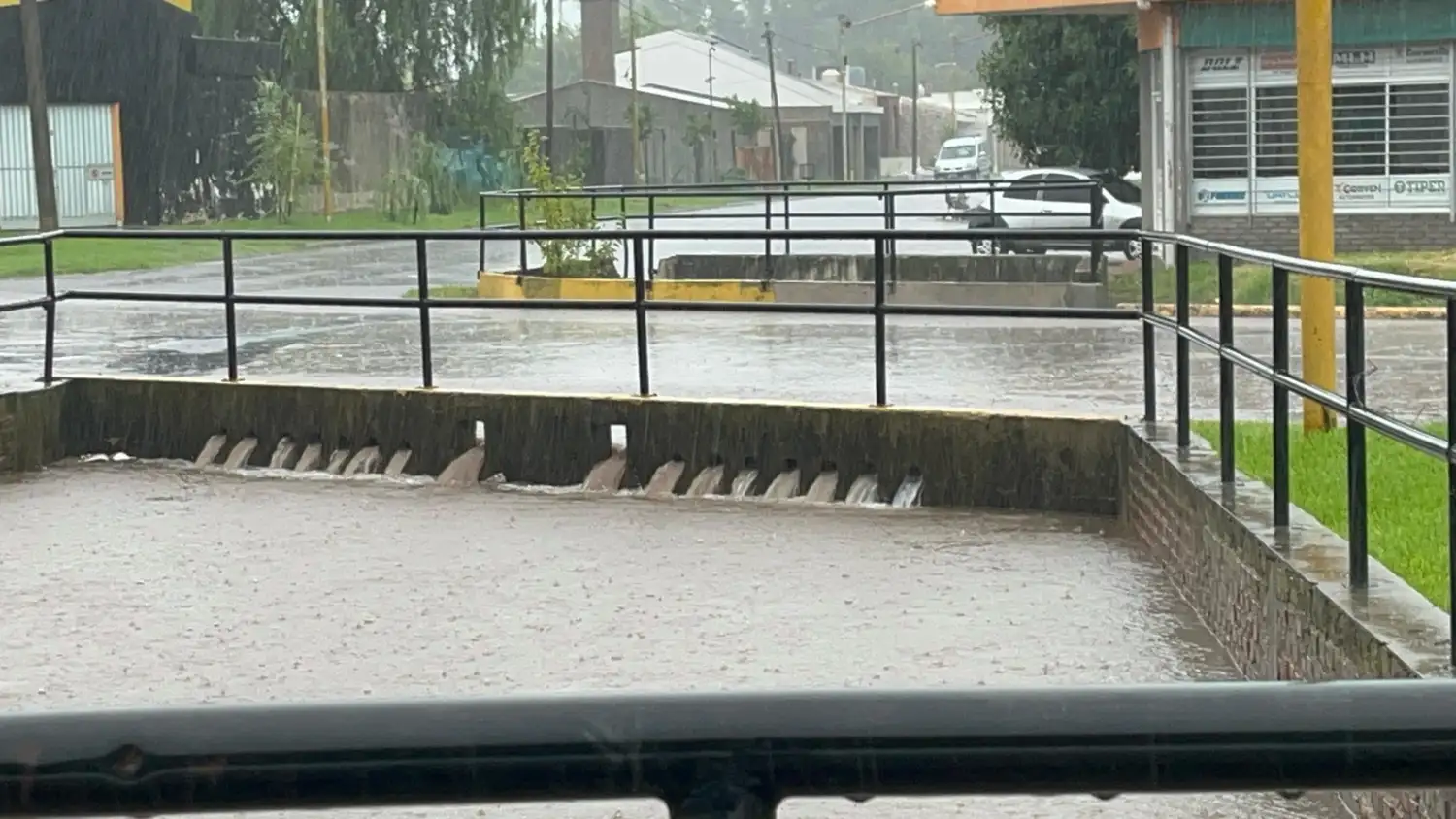 Gran cantidad de agua en poco tiempo provocó inconvenientes en Firmat.