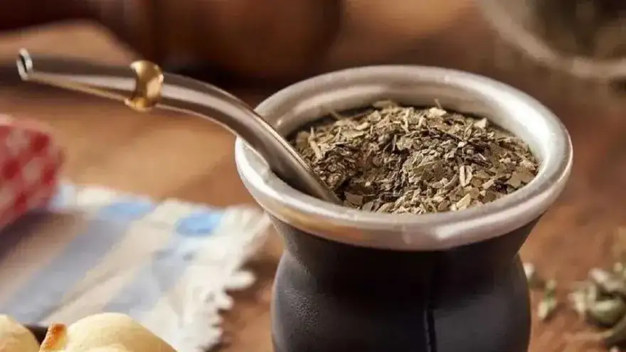 La montañita concentra la yerba sobre un costado del mate y permite humedecerla de manera gradual durante las cebadas.