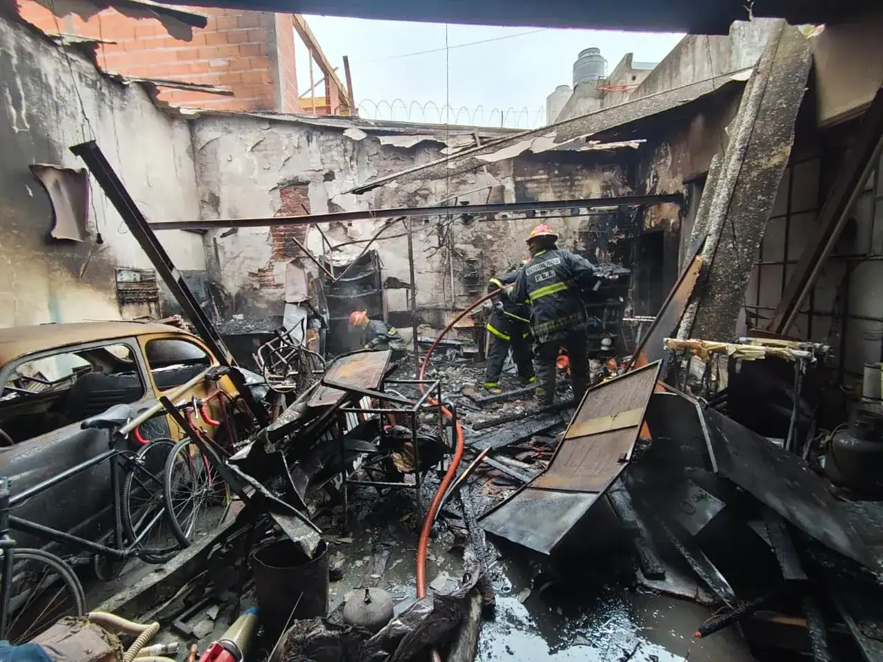 Incendio afectó un galpón utilizado como taller en el barrio Puerto