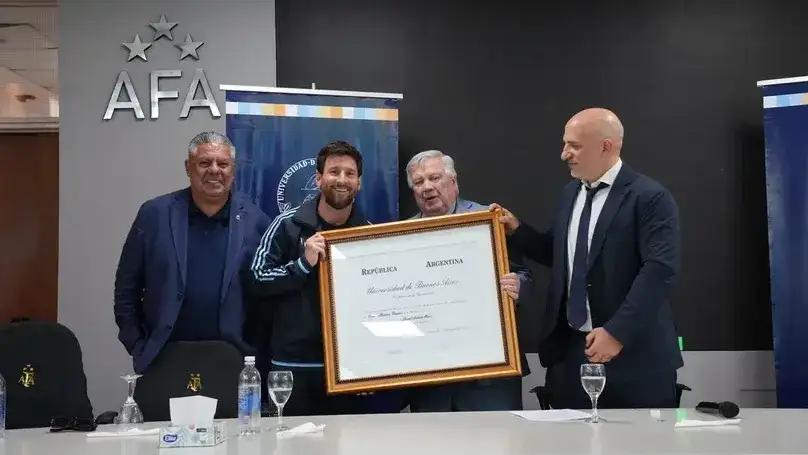 Lionel Messi recibió el doctorado Honoris Causa de la UBA, a pocas horas de su despedida de la Selección
