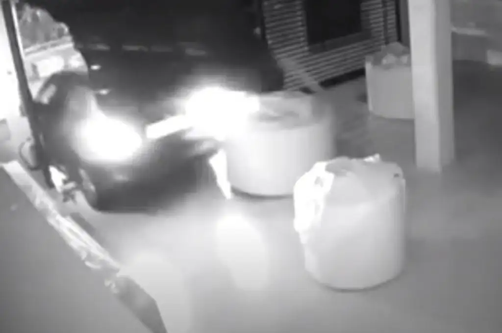 Destrozaron el blindex con el auto y robaron 150 mil euros en tecnología. VIDEO