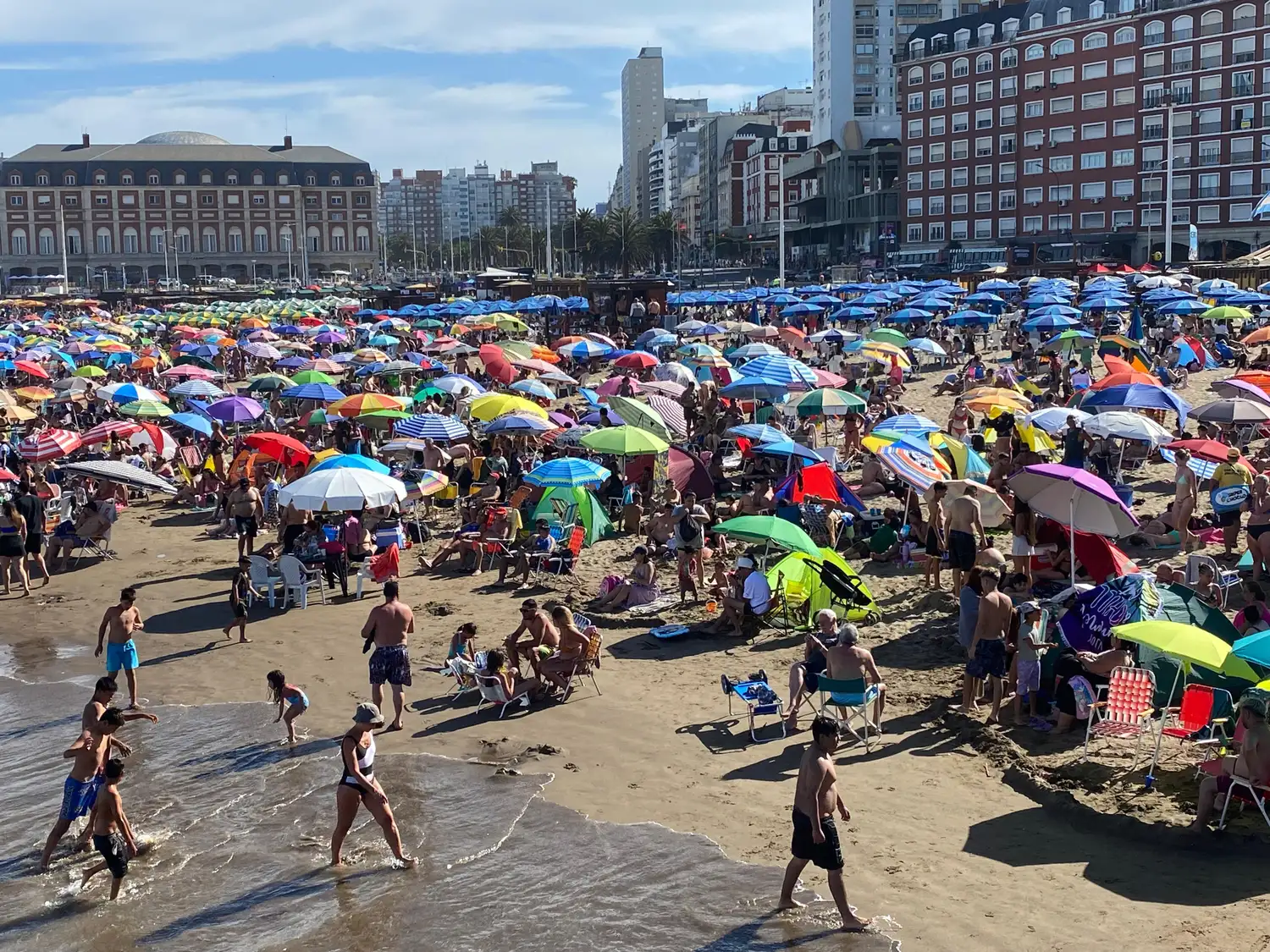 Una vendedora de bikinis aseguró que el día anterior había ganado 500 mil pesos.