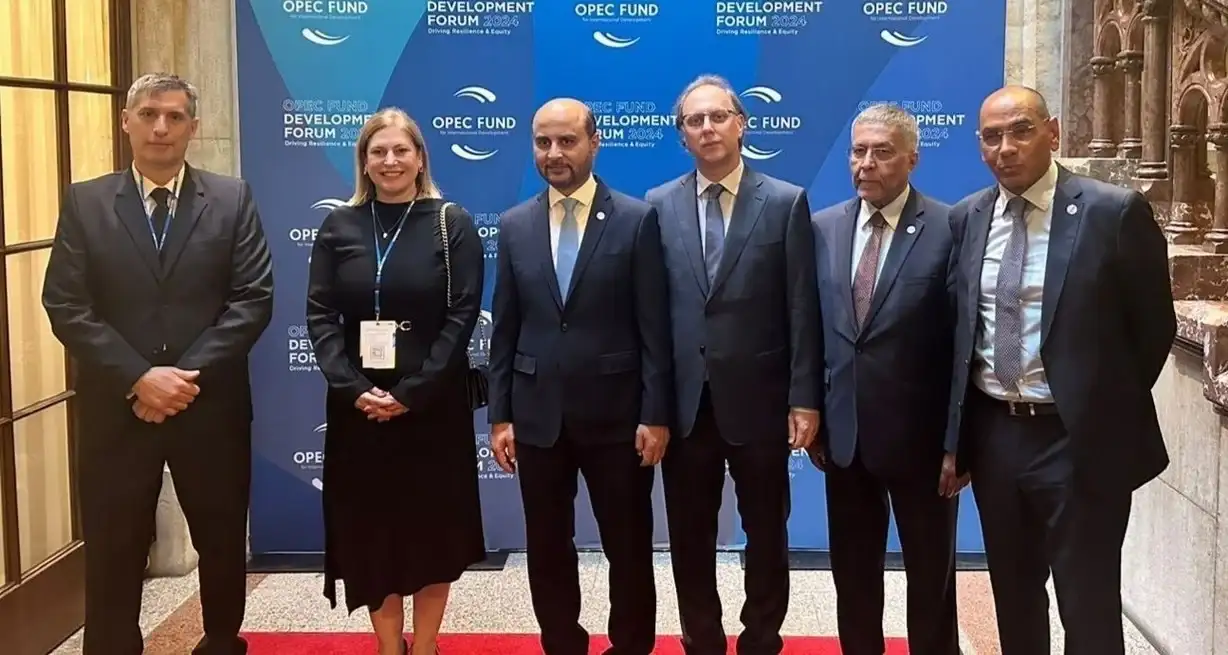 Olivares, Scaglia y Saglione con los integrantes del fondo de la OPEP. Foto: Gobierno de Santa Fe