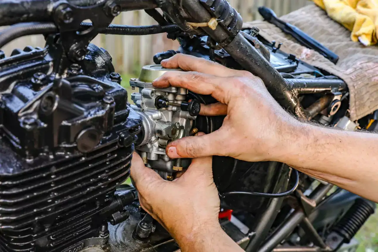 Compró un repuesto de moto por internet, pero nunca se lo enviaron