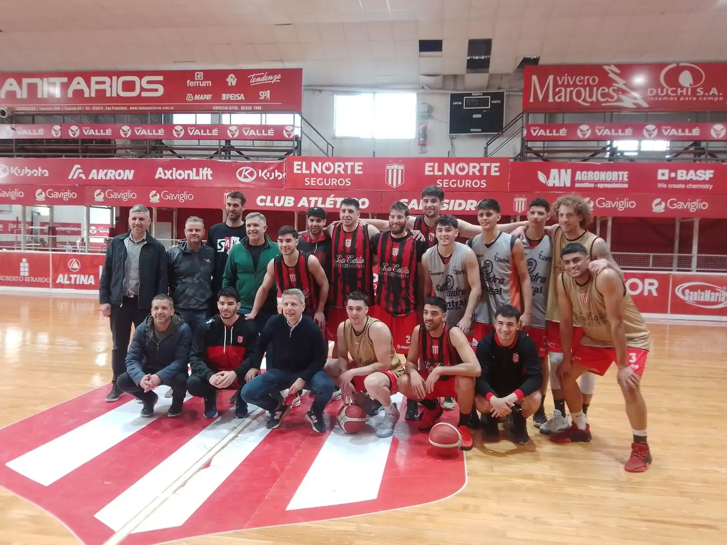 Dirigentes y funcionarios posaron junto al plantel "santo"