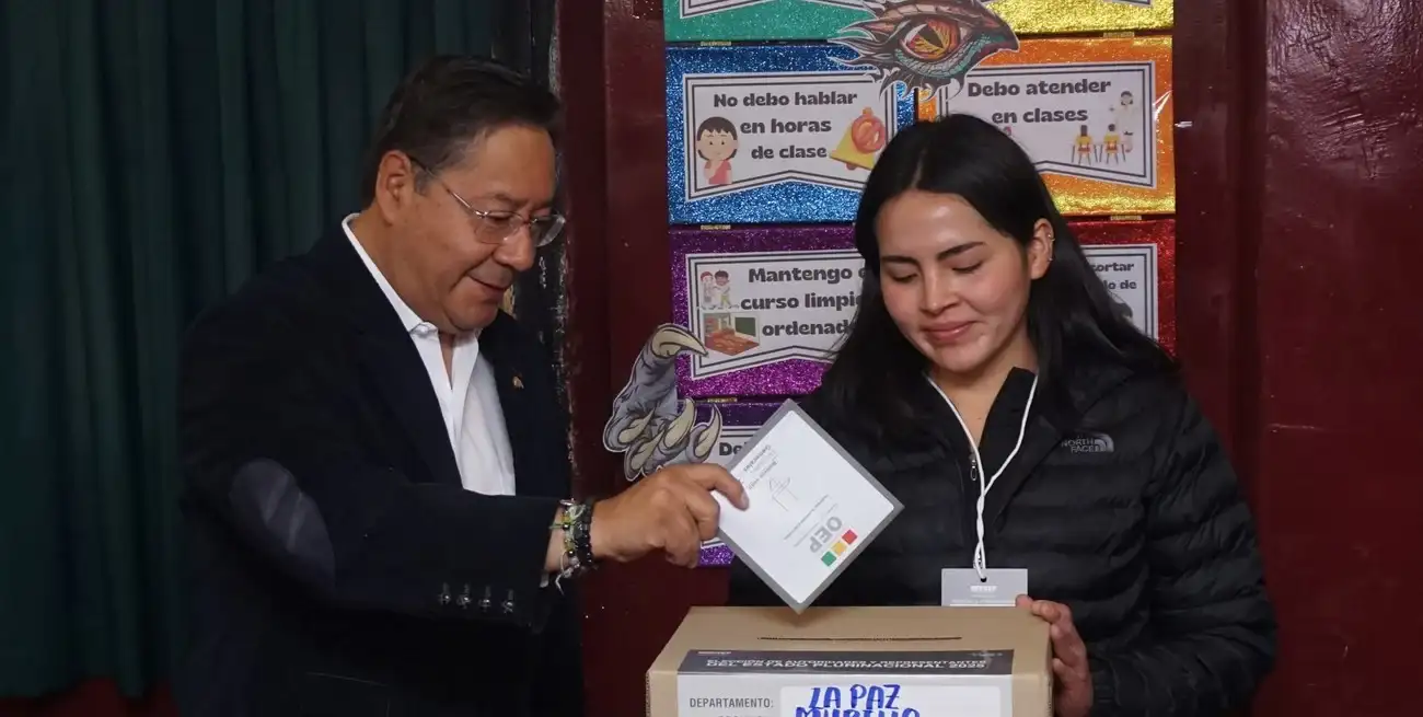 El presidente de Bolivia, Luis Arce, deposita su voto en una urna electoral durante las elecciones generales 2025 en un colegio electoral, en la ciudad de La Paz, Bolivia, el 17 de agosto de 2025. Crédito: Xinhua/Javier Mamani