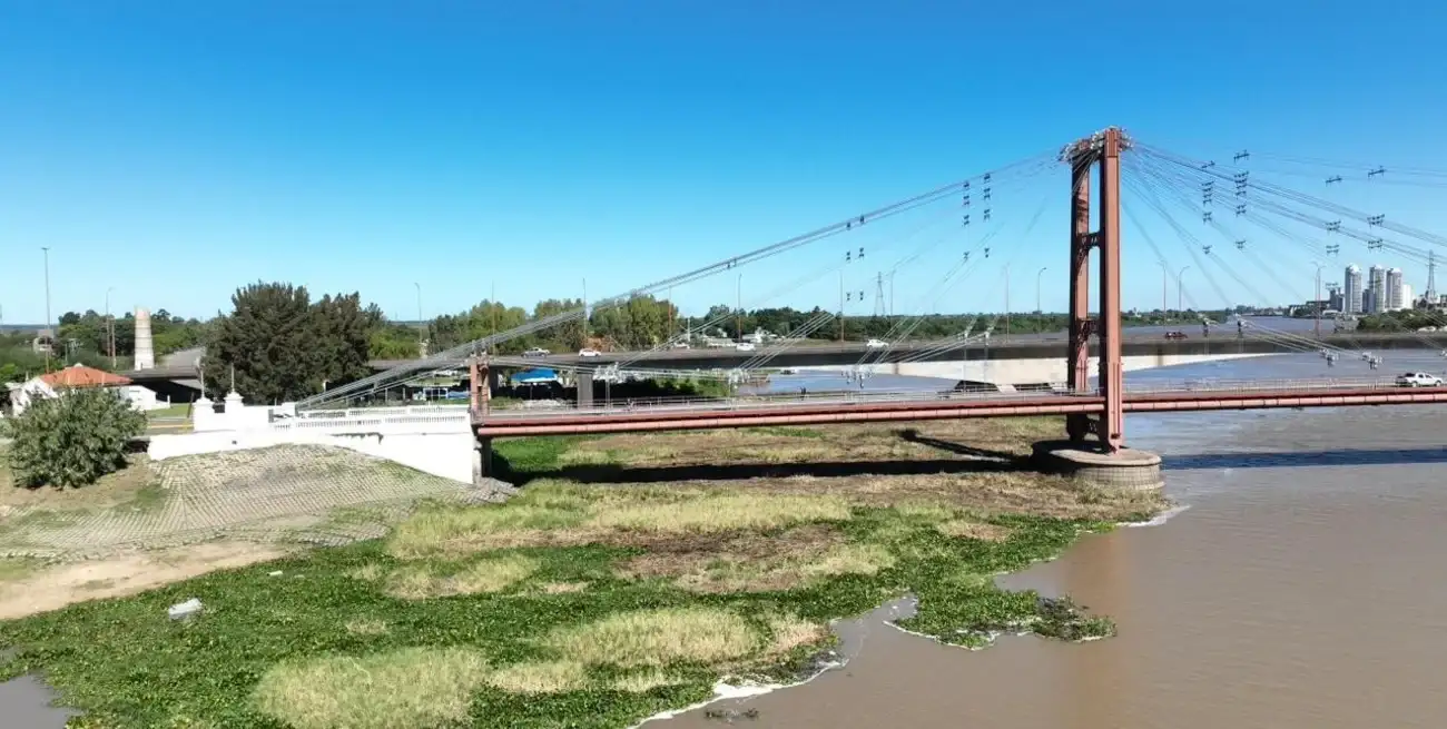 El embalsado ocupa todo el sector, desde la orilla hasta la pila Este del puente Colgante y el Oroño. Fernando Nicola