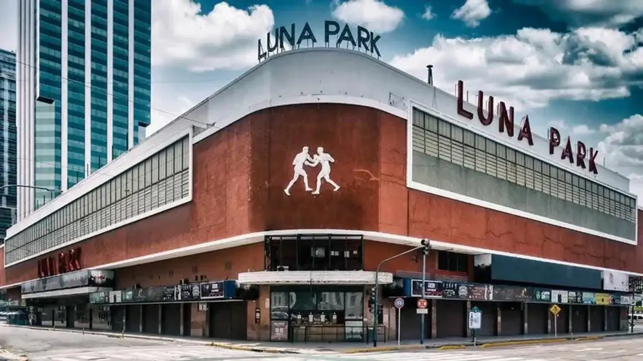 La Justicia volvió a frenar la demolición del Luna Park y crece la disputa por su futuro.