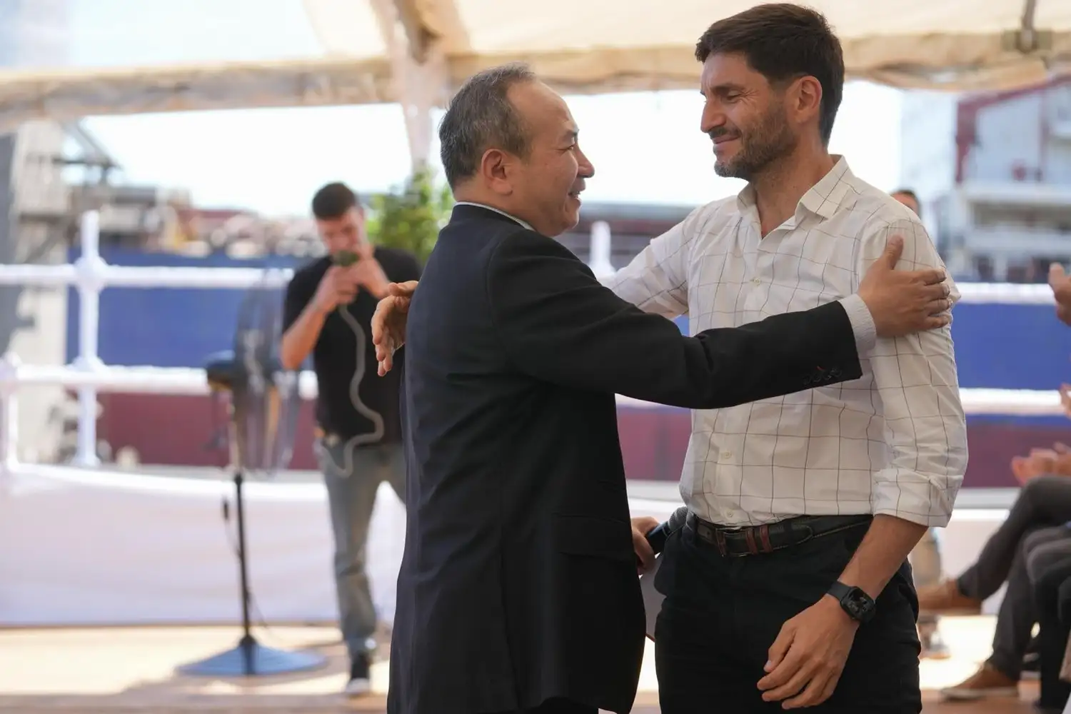 El gobernador junto al embajador chino.
