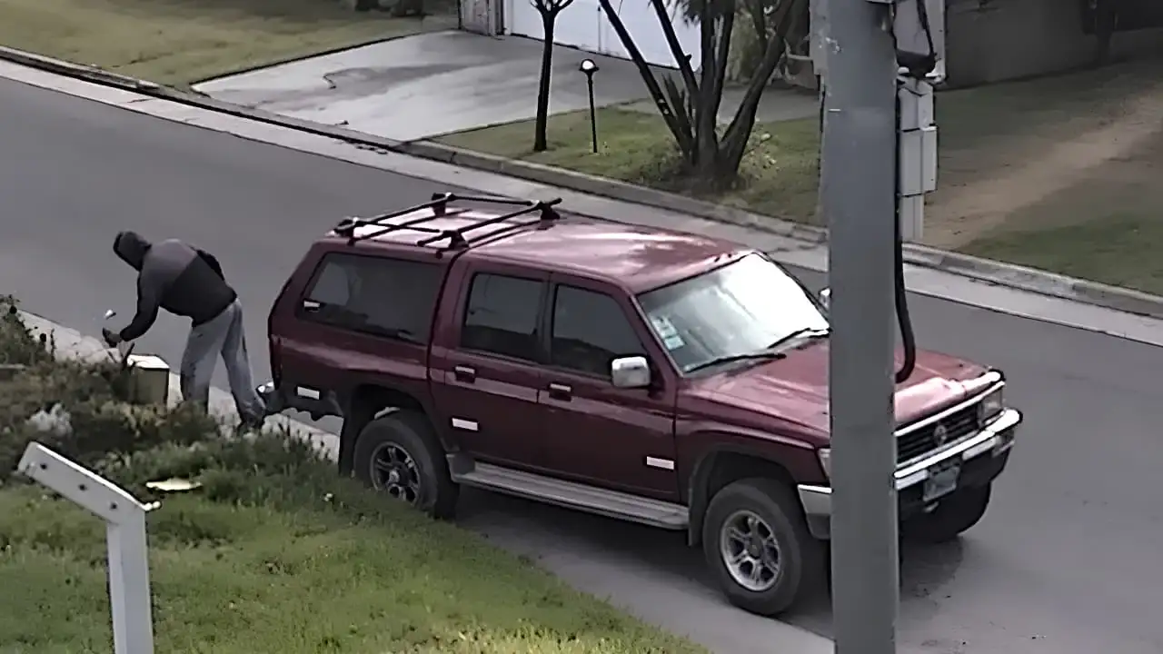 Lo captaron tirando basura en la calle y terminó con la camioneta secuestrada