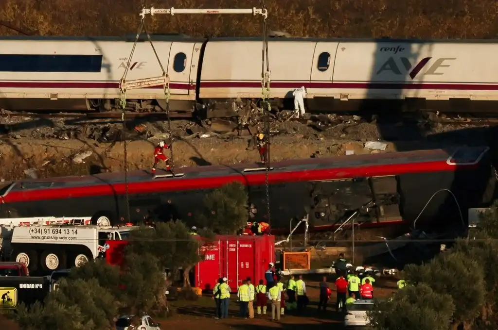 Los investigadores analizan las cajas negras para determinar cómo se produjo el choque entre los dos trenes en Toledo.