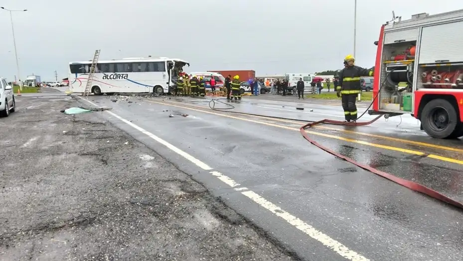 El micro con destino a Firmat quedó destruido en su parte frontal. Foto: FM 89.9 Aire libre Acebal